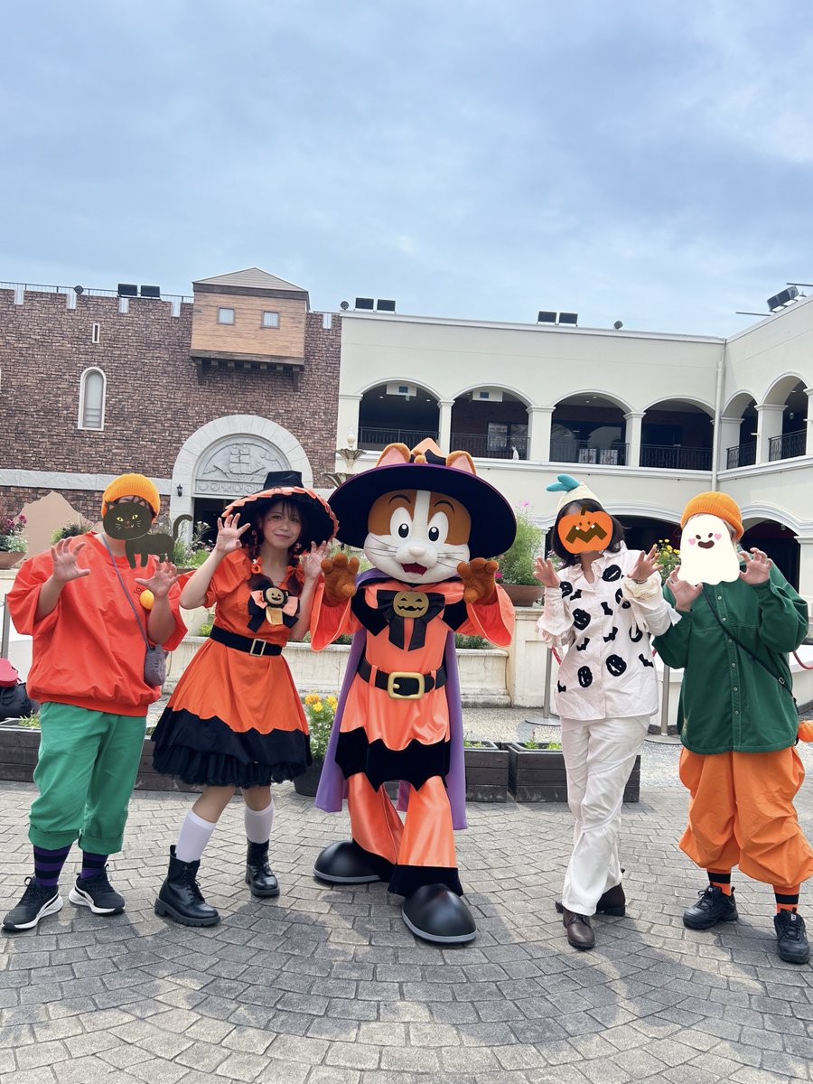 Gs231101's tweet photo. 🧡👻ℍ𝕒𝕝𝕝𝕠𝕨𝕖𝕖𝕟🎃💜
だいすきなみんなと今年も仮装できて嬉しい🧡🧡🧡！
2013年からプチ仮装から衣装作りまでハロウィン全力で楽しんで満喫してはぴはぴ🎶
園内すれ違う人達にお姉さんかわいいってたくさん話しかけられたり、こどもちゃんとプリンセスごっこしたり👸
幸せな1日だった💜💜💜 https://t.co/yANKTvPbey