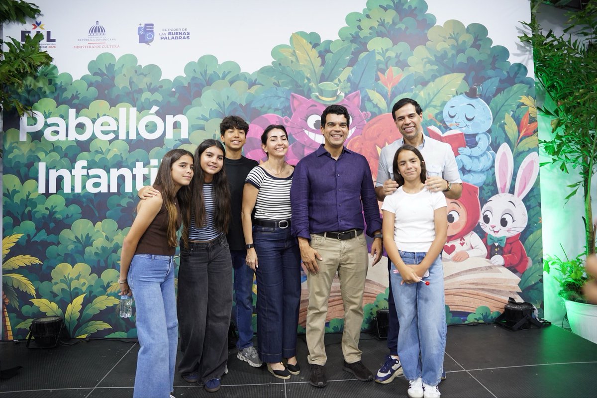 warnaudbisono's tweet photo. Ayer disfruté en familia de la XXVIII Feria Internacional del Libro Santo Domingo, junto a mi buen amigo @robertoangel02. Un gran espacio para celebrar la lectura, las ideas y nuestra cultura.

¡Que viva la lectura! https://t.co/UvHwuN4JBZ
