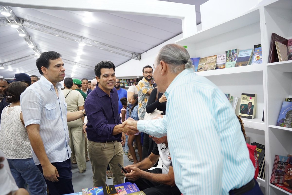 warnaudbisono's tweet photo. Ayer disfruté en familia de la XXVIII Feria Internacional del Libro Santo Domingo, junto a mi buen amigo @robertoangel02. Un gran espacio para celebrar la lectura, las ideas y nuestra cultura.

¡Que viva la lectura! https://t.co/UvHwuN4JBZ