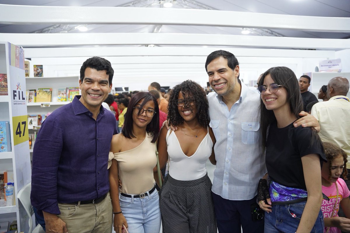 warnaudbisono's tweet photo. Ayer disfruté en familia de la XXVIII Feria Internacional del Libro Santo Domingo, junto a mi buen amigo @robertoangel02. Un gran espacio para celebrar la lectura, las ideas y nuestra cultura.

¡Que viva la lectura! https://t.co/UvHwuN4JBZ