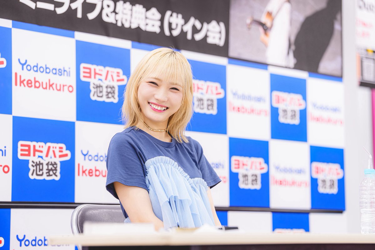 azuna_riko's tweet photo. サイン会始まるまでは、なんか緊張して笑顔もひきつってました😬 https://t.co/iQBR3L2hI0