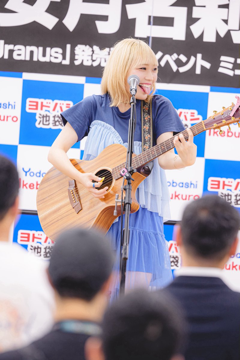 azuna_riko's tweet photo. サイン会始まるまでは、なんか緊張して笑顔もひきつってました😬 https://t.co/iQBR3L2hI0