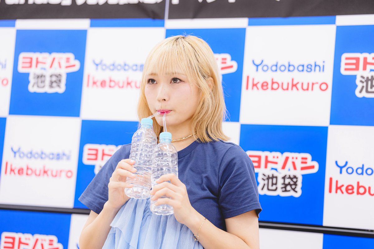 azuna_riko's tweet photo. サイン会始まるまでは、なんか緊張して笑顔もひきつってました😬 https://t.co/iQBR3L2hI0
