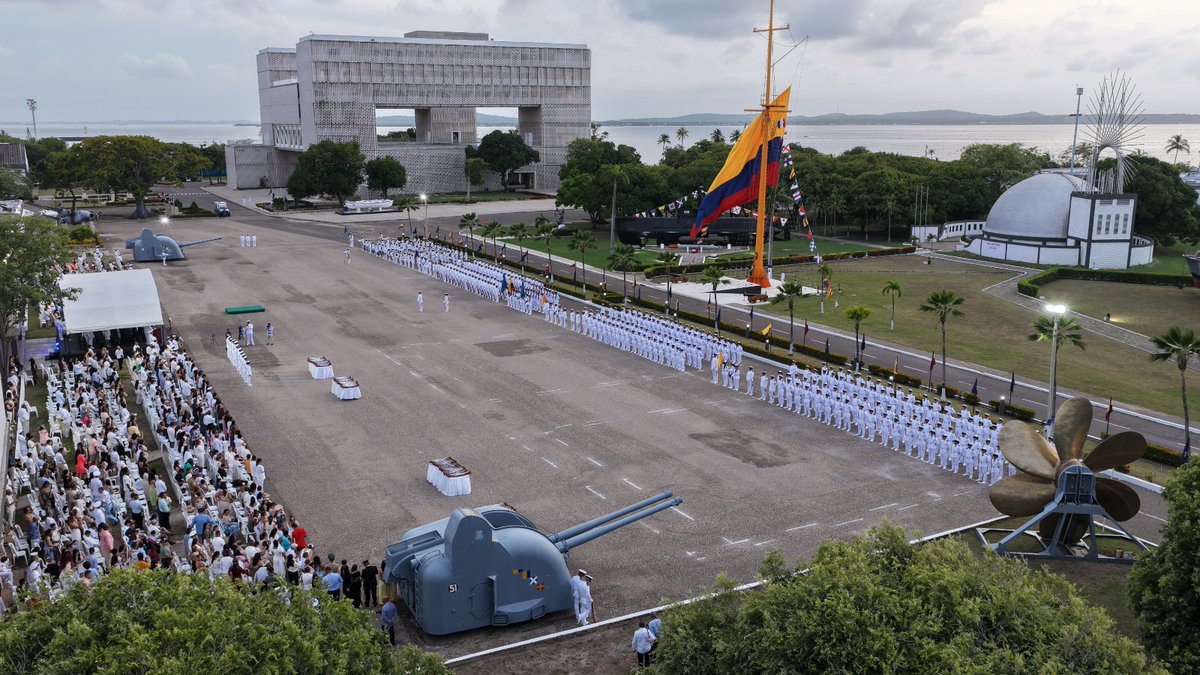 ENAPCARTAGENA's tweet photo. #Destado | En un acto sublime, que tuvo por testigos a personal uniformado y familiares, 154 jóvenes recibieron las armas bendecidas y juraron ante el pabellón nacional defender a su Patria, incluso dar la vida por ella. Detalles 👉https://t.co/vfnbFtzLlt https://t.co/YYnnAIgR0G