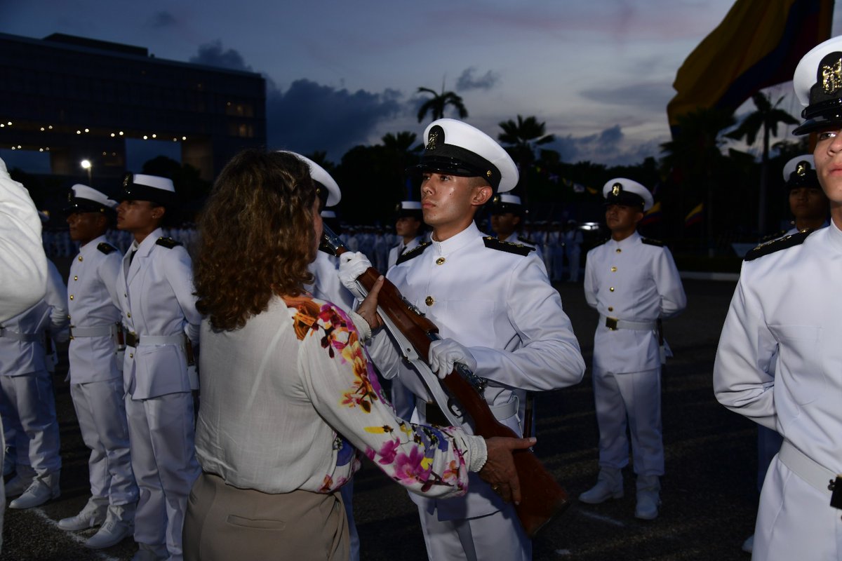 ENAPCARTAGENA's tweet photo. #Destado | En un acto sublime, que tuvo por testigos a personal uniformado y familiares, 154 jóvenes recibieron las armas bendecidas y juraron ante el pabellón nacional defender a su Patria, incluso dar la vida por ella. Detalles 👉https://t.co/vfnbFtzLlt https://t.co/YYnnAIgR0G