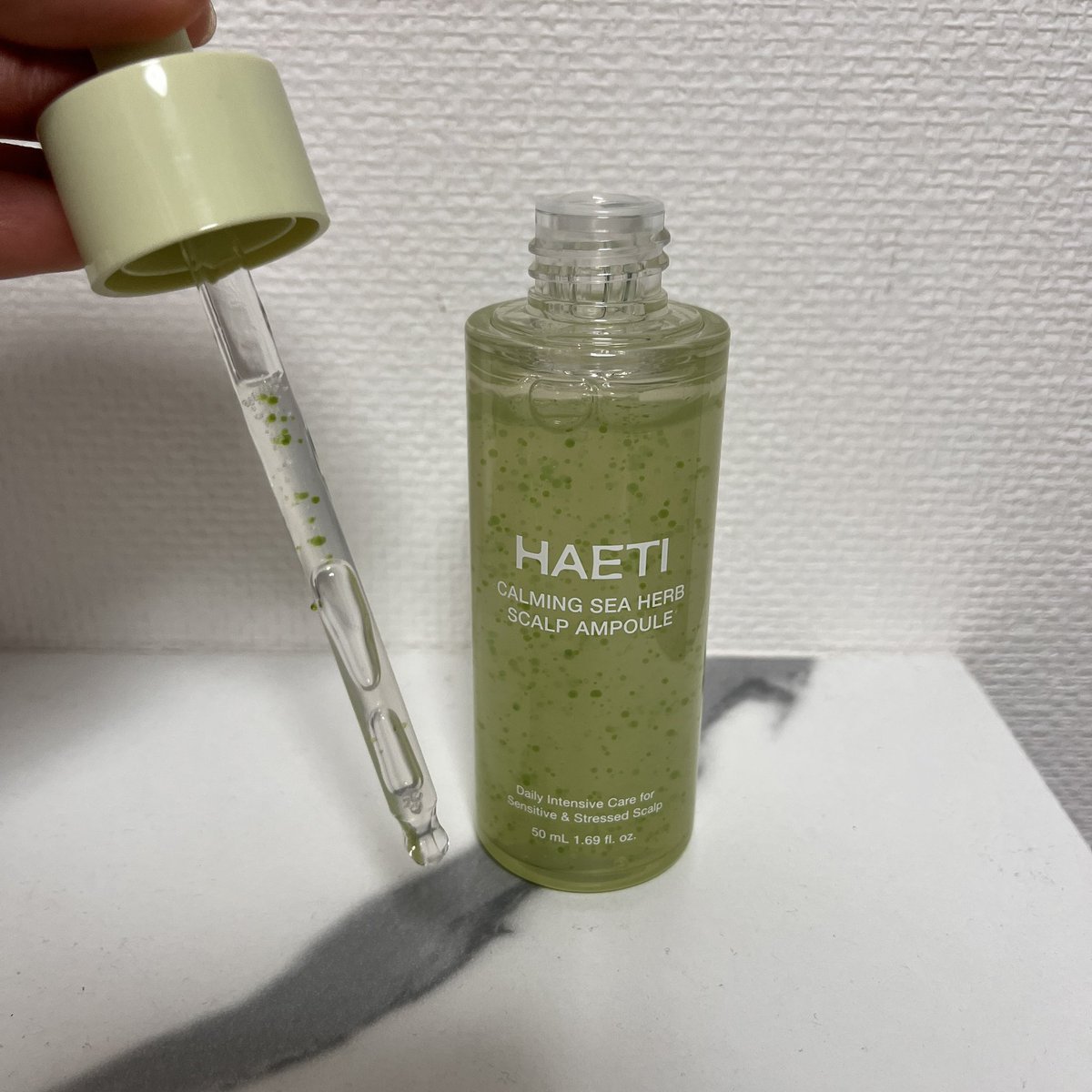 jgofea__'s tweet photo. #HAETI
カーミングシーハーブスカルプアンプル🌿
タオルドライ後、ドライヤー前の #頭皮ケア に!
カプセルがぷちっと弾けるような新鮮なテクスチャーで頭皮にさらっとなじむ軽やかな使い心地
直接塗布しやすくてベタつきにくく、毎日のケアに取り入れやすい使用感!
#PR #ヘティ #頭皮美容液 https://t.co/qFML4GudJZ