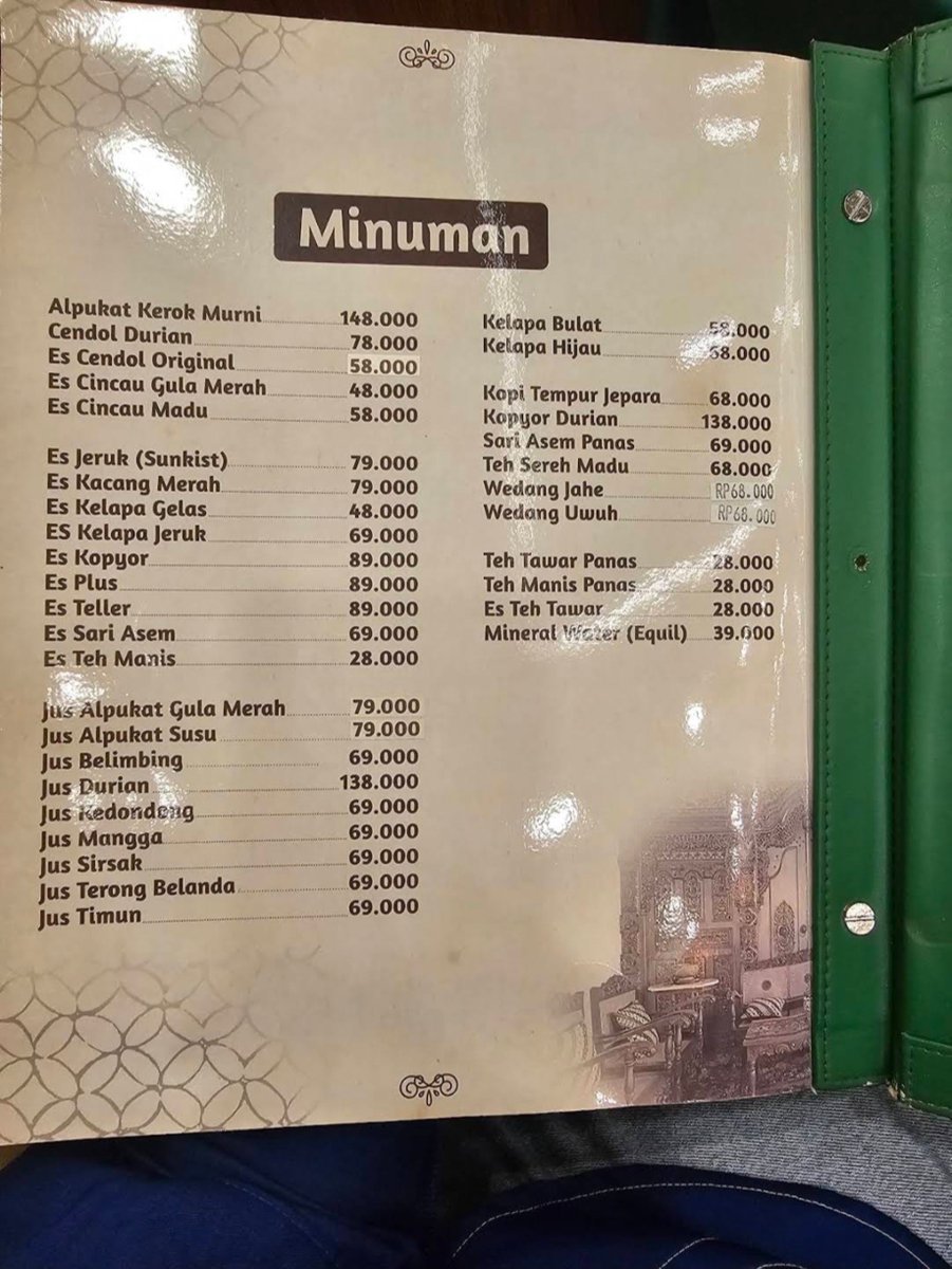 iVelatio's tweet photo. @Xbacottetangga Kalo lihat dari daftar harga emang beneran sih. Dan jelas pasarnya bukan saya sih. Kalo saya masih di level Penyetan Cak Nur 2 di Jalan Kaliurang Km.12 Sleman 😅 😂 🤣 https://t.co/qAzpzJeYPe