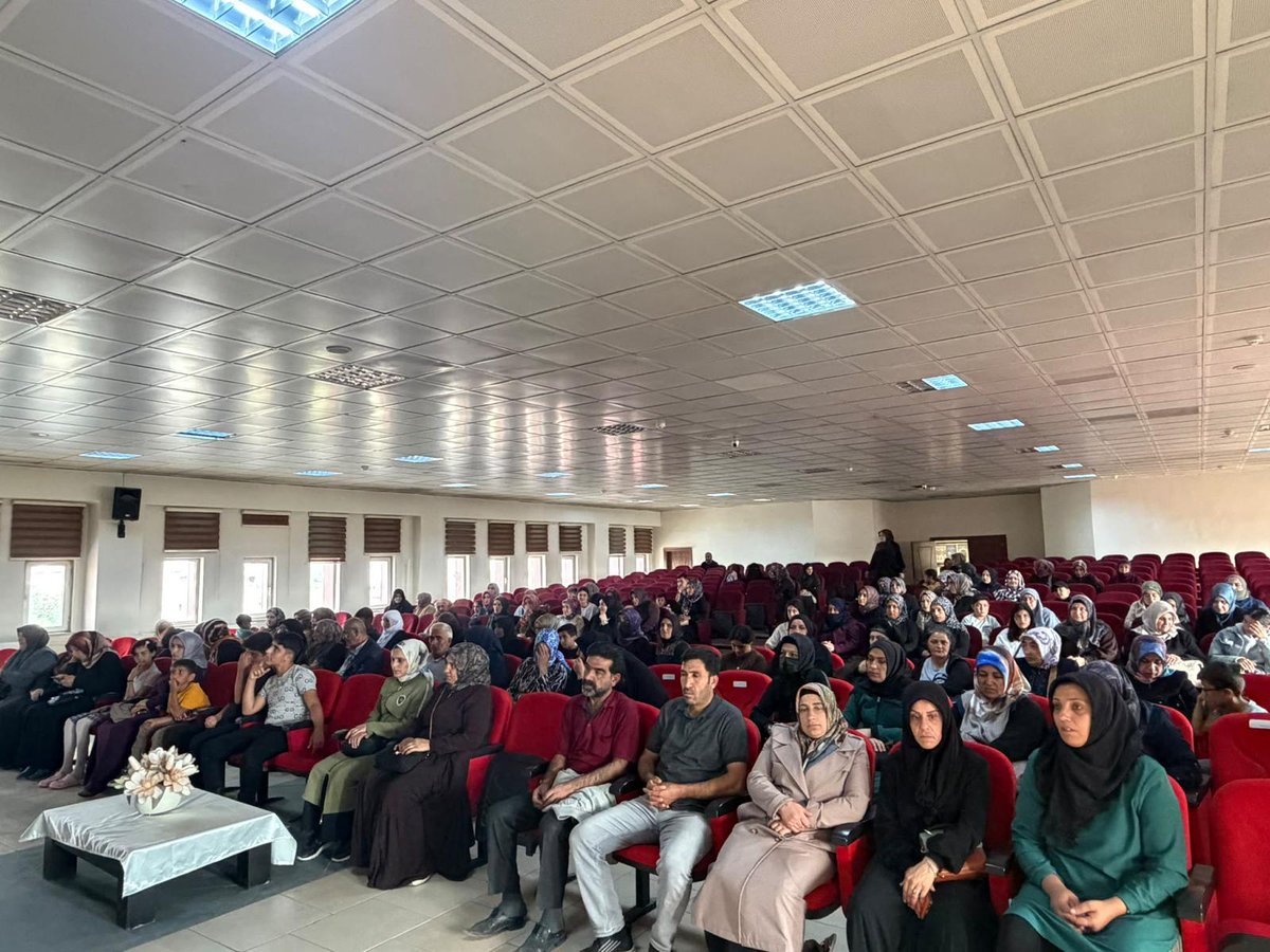 vanashim's tweet photo. Okullar Açılıyor!
Çocuklarımızın okula uyum süreçlerini desteklemek, okul-aile iş birliğini güçlendirmek ve ailelerin çocuklarının eğitim süreçlerine daha etkin katılımını sağlamak amacıyla “Okul ve Aile” modülü kapsamında aile eğitimleri gerçekleştirildi. Bu eğitimlerde Müdürlüğümüze bağlı Erciş Sosyal Hizmet Merkezi Müdürlüğü tarafından
• Okul Aile İş Birliği
• Okula Uyum Süreci
• Evde Öğrenme Ortamını Desteklemek
• Kitap Okuma Alışkanlığı Kazandırmak başlıkları ele alınarak 278 Velimize ‘Okul ve Aile’ modülü kapsamında eğitim verildi.
Aile ve Nüfus On Yılı vizyonu doğrultusunda yürüttüğümüz aile eğitimleriyle bundan sonraki süreçte de çocuklarımızın akademik ve sosyal gelişimlerine katkı sağlamayı hedefliyoruz.
@tcailesosyal 
@tcvanvaliligi 
@ASHB_ATHGM