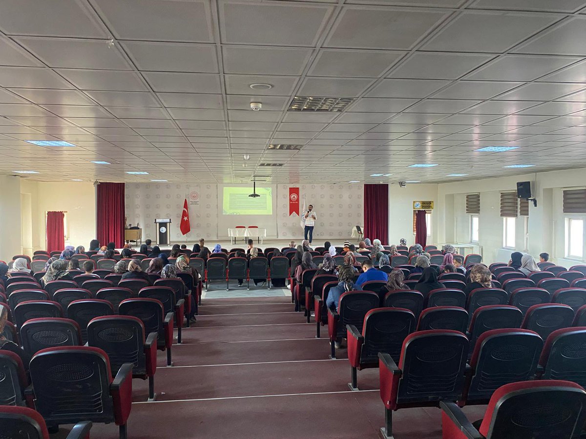 vanashim's tweet photo. Okullar Açılıyor!
Çocuklarımızın okula uyum süreçlerini desteklemek, okul-aile iş birliğini güçlendirmek ve ailelerin çocuklarının eğitim süreçlerine daha etkin katılımını sağlamak amacıyla “Okul ve Aile” modülü kapsamında aile eğitimleri gerçekleştirildi. Bu eğitimlerde Müdürlüğümüze bağlı Erciş Sosyal Hizmet Merkezi Müdürlüğü tarafından
• Okul Aile İş Birliği
• Okula Uyum Süreci
• Evde Öğrenme Ortamını Desteklemek
• Kitap Okuma Alışkanlığı Kazandırmak başlıkları ele alınarak 278 Velimize ‘Okul ve Aile’ modülü kapsamında eğitim verildi.
Aile ve Nüfus On Yılı vizyonu doğrultusunda yürüttüğümüz aile eğitimleriyle bundan sonraki süreçte de çocuklarımızın akademik ve sosyal gelişimlerine katkı sağlamayı hedefliyoruz.
@tcailesosyal 
@tcvanvaliligi 
@ASHB_ATHGM