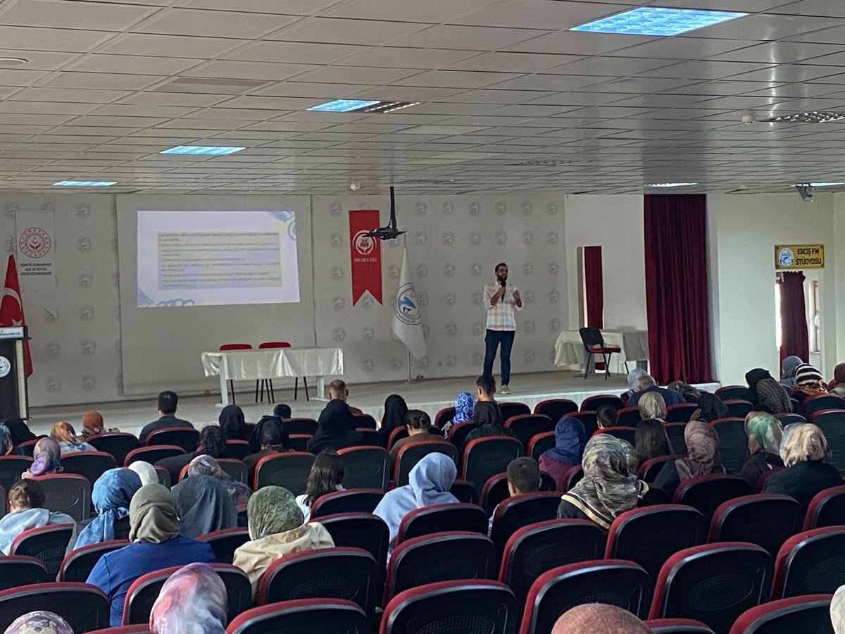 vanashim's tweet photo. Okullar Açılıyor!
Çocuklarımızın okula uyum süreçlerini desteklemek, okul-aile iş birliğini güçlendirmek ve ailelerin çocuklarının eğitim süreçlerine daha etkin katılımını sağlamak amacıyla “Okul ve Aile” modülü kapsamında aile eğitimleri gerçekleştirildi. Bu eğitimlerde Müdürlüğümüze bağlı Erciş Sosyal Hizmet Merkezi Müdürlüğü tarafından
• Okul Aile İş Birliği
• Okula Uyum Süreci
• Evde Öğrenme Ortamını Desteklemek
• Kitap Okuma Alışkanlığı Kazandırmak başlıkları ele alınarak 278 Velimize ‘Okul ve Aile’ modülü kapsamında eğitim verildi.
Aile ve Nüfus On Yılı vizyonu doğrultusunda yürüttüğümüz aile eğitimleriyle bundan sonraki süreçte de çocuklarımızın akademik ve sosyal gelişimlerine katkı sağlamayı hedefliyoruz.
@tcailesosyal 
@tcvanvaliligi 
@ASHB_ATHGM