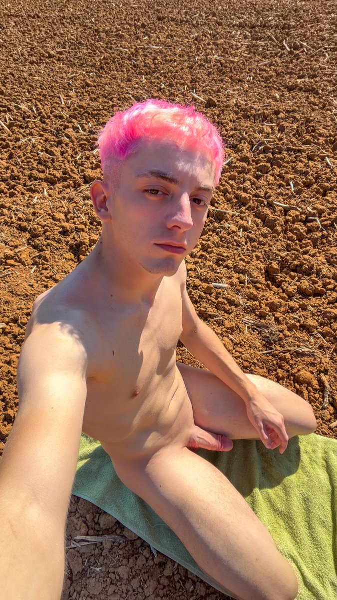 YngBoy32's tweet photo. J’avais envie de me branler en extérieur 🥵 J’ai besoin d’un coup de main 😏 https://t.co/2by8qNejaK