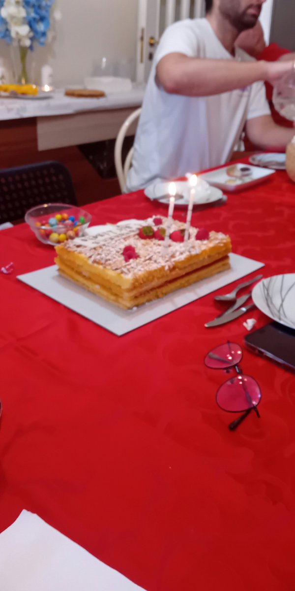 JP8893_'s tweet photo. O almoço foi bom e a festa foi bonita, pah! #Mãe #81anos #Família https://t.co/np985Xp2jp