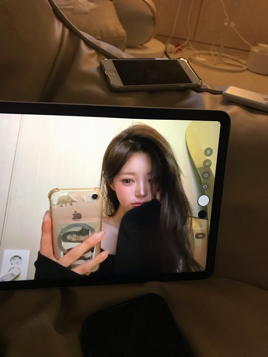 IseRosse's tweet photo. 요즘 조아하는 분인데 , 

1. 화장법 (코끝 하이라이터가 넘 귀여우심)
2. 눈 감고 거울 셀카 (아이폰 구형 버전 으로)
3. 다양한 애플 기종 활용 하여 셀카 (ex.아이패드)
4. 그리고마지막전신사진..다리가 너무너무 예술..이심 

→ @ ye_riel__ https://t.co/TnD8RYBMGO