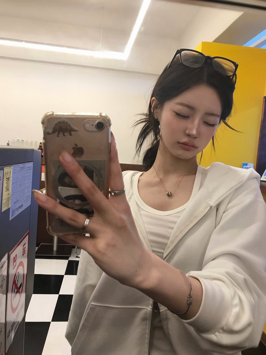 IseRosse's tweet photo. 요즘 조아하는 분인데 , 

1. 화장법 (코끝 하이라이터가 넘 귀여우심)
2. 눈 감고 거울 셀카 (아이폰 구형 버전 으로)
3. 다양한 애플 기종 활용 하여 셀카 (ex.아이패드)
4. 그리고마지막전신사진..다리가 너무너무 예술..이심 

→ @ ye_riel__ https://t.co/TnD8RYBMGO