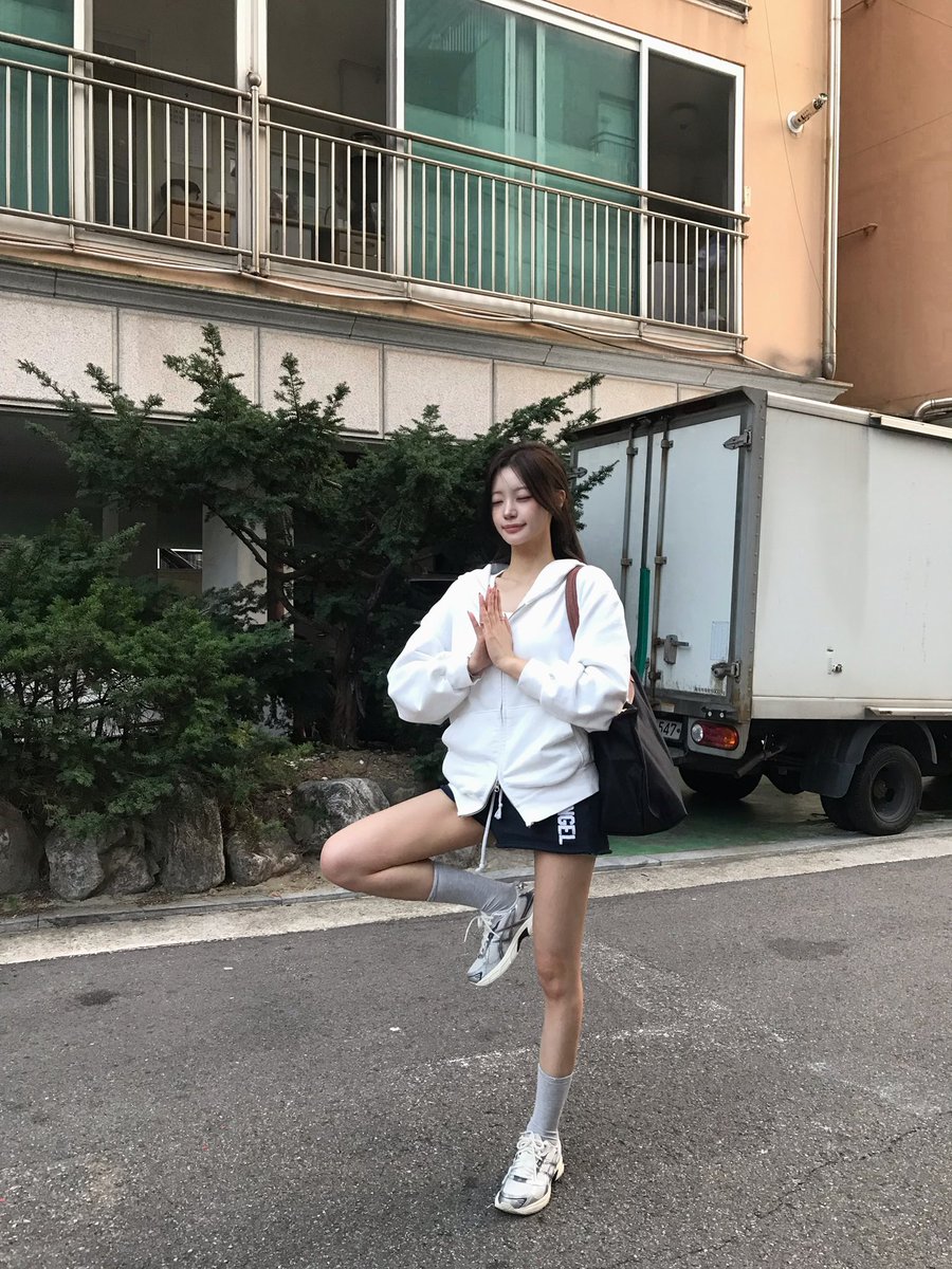 IseRosse's tweet photo. 요즘 조아하는 분인데 , 

1. 화장법 (코끝 하이라이터가 넘 귀여우심)
2. 눈 감고 거울 셀카 (아이폰 구형 버전 으로)
3. 다양한 애플 기종 활용 하여 셀카 (ex.아이패드)
4. 그리고마지막전신사진..다리가 너무너무 예술..이심 

→ @ ye_riel__ https://t.co/TnD8RYBMGO