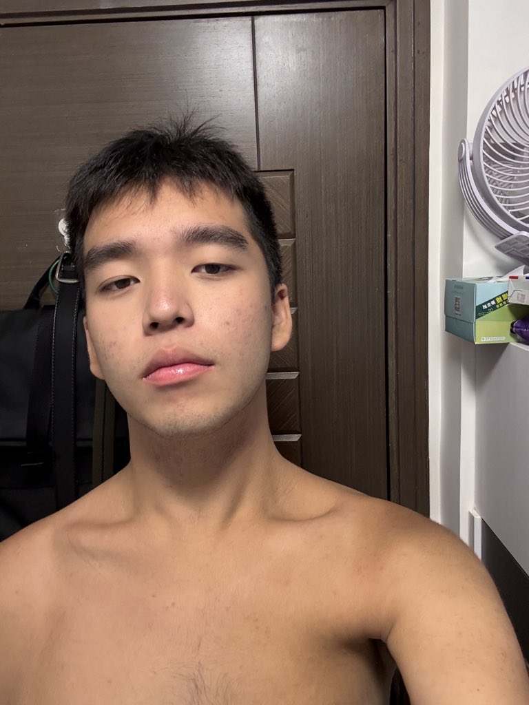 hei_ilc's tweet photo. 上课真的很累～ #男大 #眼镜男 #粗旷 https://t.co/nyXZttacY7
