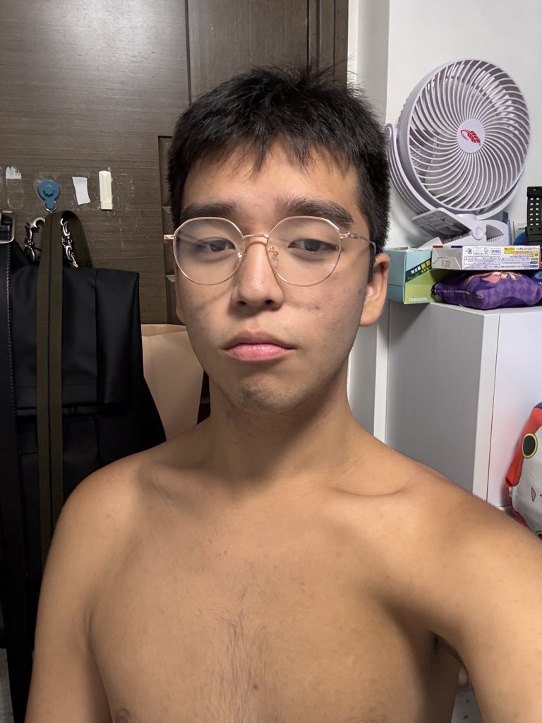 hei_ilc's tweet photo. 上课真的很累～ #男大 #眼镜男 #粗旷 https://t.co/nyXZttacY7