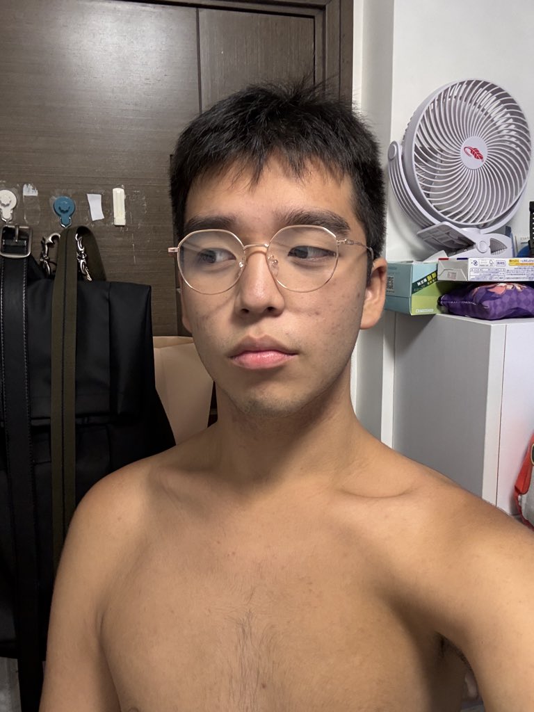 hei_ilc's tweet photo. 上课真的很累～ #男大 #眼镜男 #粗旷 https://t.co/nyXZttacY7
