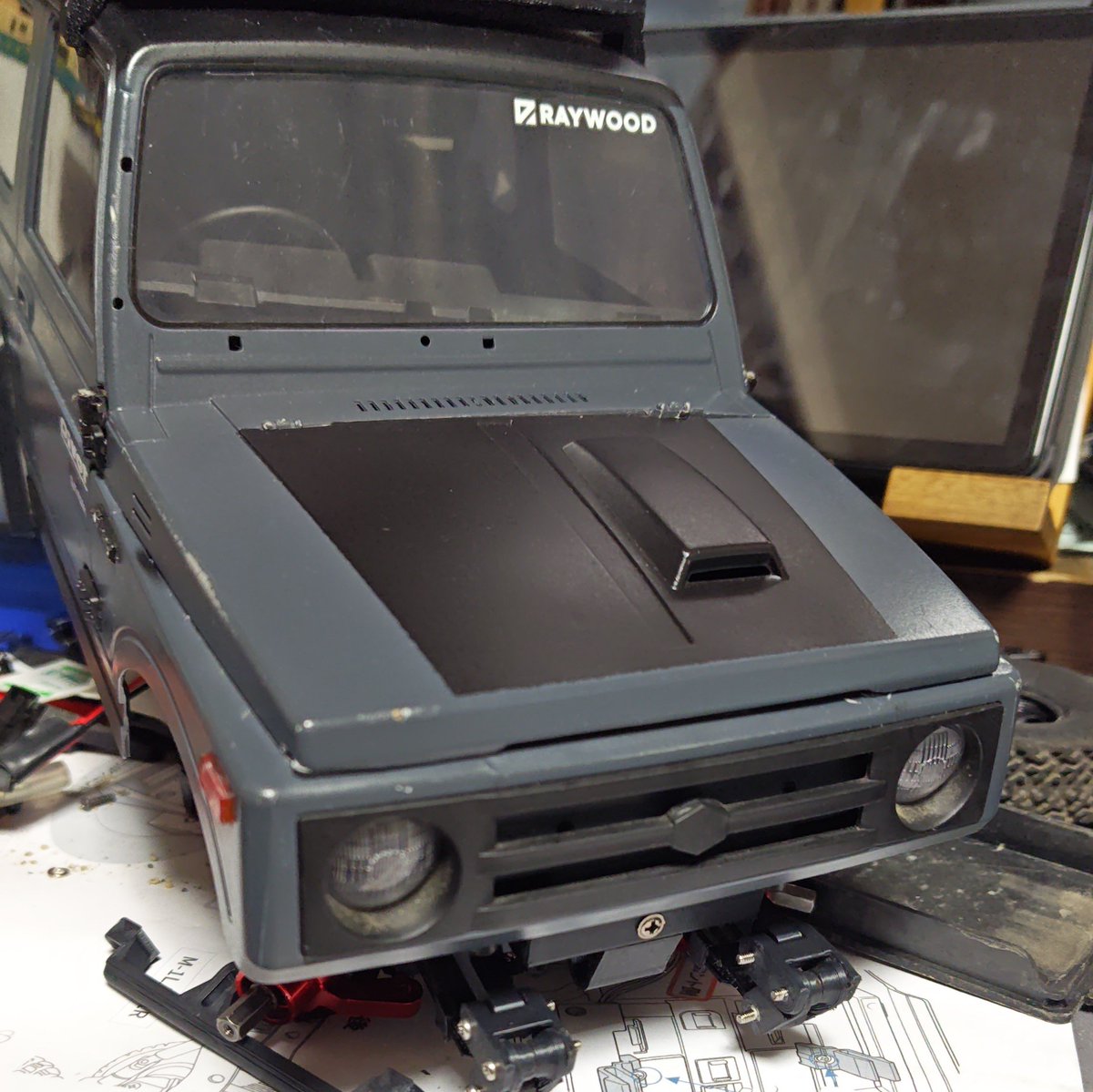 bojirou's tweet photo. C74の復活工事中。
ボンネットを切ったはいいが固定方法に悩んで放置してた。
今回ESCやバッテリーを置くデッキを作ったついでに固定方法も決めた

それがまさかの逆開き(笑)
カラーリングといいボンネットの明け方といい…他の車種でやった方がいいとは思ってるんだがw
#WPL #RAYWOOD https://t.co/QcHhLc7ZjB