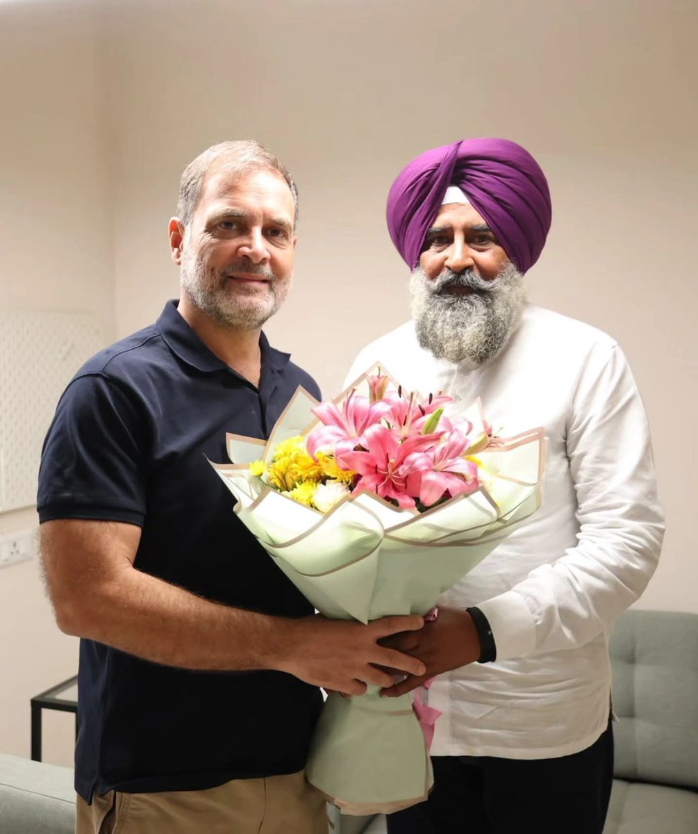 INCPunjab's tweet photo. ਪੰਜਾਬ ਕਾਂਗਰਸ ਦੇ ਪ੍ਰਧਾਨ ਸ. ਪਰਗਟ ਸਿੰਘ ਜੀ ਨੇ ਮਾਣਯੋਗ ਨੇਤਾ ਵਿਰੋਧੀ ਧਿਰ ਸ੍ਰੀ ਰਾਹੁਲ ਗਾਂਧੀ ਜੀ ਨਾਲ ਮੁਲਾਕਾਤ ਕੀਤੀ।

ਇਸ ਮੁਲਾਕਾਤ ਦੌਰਾਨ ਪੰਜਾਬ ਕਾਂਗਰਸ ਨੂੰ ਮਜ਼ਬੂਤ ਕਰਨ, ਪੰਜਾਬ ਦੇ ਹੱਕਾਂ ਦੀ ਆਵਾਜ਼ ਬੁਲੰਦ ਕਰਨ ਅਤੇ ਲੋਕਾਂ ਦੇ ਮੁੱਦਿਆਂ ਨੂੰ ਹੋਰ ਮਜ਼ਬੂਤੀ ਨਾਲ ਉਠਾਉਣ ਸਬੰਧੀ ਵਿਚਾਰ-ਵਟਾਂਦਰਾ ਹੋਇਆ।

ਸ੍ਰੀ ਰਾਹੁਲ ਗਾਂਧੀ ਜੀ ਦੇ ਮਾਰਗਦਰਸ਼ਨ ਅਤੇ ਭਰੋਸੇ ਨਾਲ ਪੰਜਾਬ ਕਾਂਗਰਸ ਆਪਣੇ ਆਗੂਆਂ ਅਤੇ ਵਰਕਰਾਂ ਨੂੰ ਨਾਲ ਲੈ ਕੇ ਪੰਜਾਬ ਦੇ ਹਿੱਤਾਂ ਲਈ ਪੂਰੀ ਤਨਦੇਹੀ ਨਾਲ ਕੰਮ ਕਰਨ ਲਈ ਵਚਨਬੱਧ ਹੈ।

#PunjabCongress @RahulGandhi @PargatSOfficial