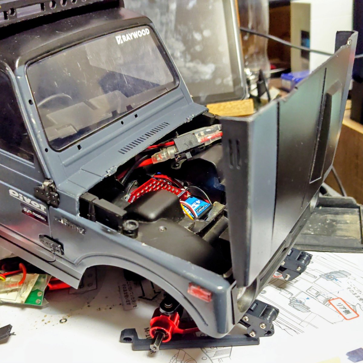 bojirou's tweet photo. C74の復活工事中。
ボンネットを切ったはいいが固定方法に悩んで放置してた。
今回ESCやバッテリーを置くデッキを作ったついでに固定方法も決めた

それがまさかの逆開き(笑)
カラーリングといいボンネットの明け方といい…他の車種でやった方がいいとは思ってるんだがw
#WPL #RAYWOOD https://t.co/QcHhLc7ZjB