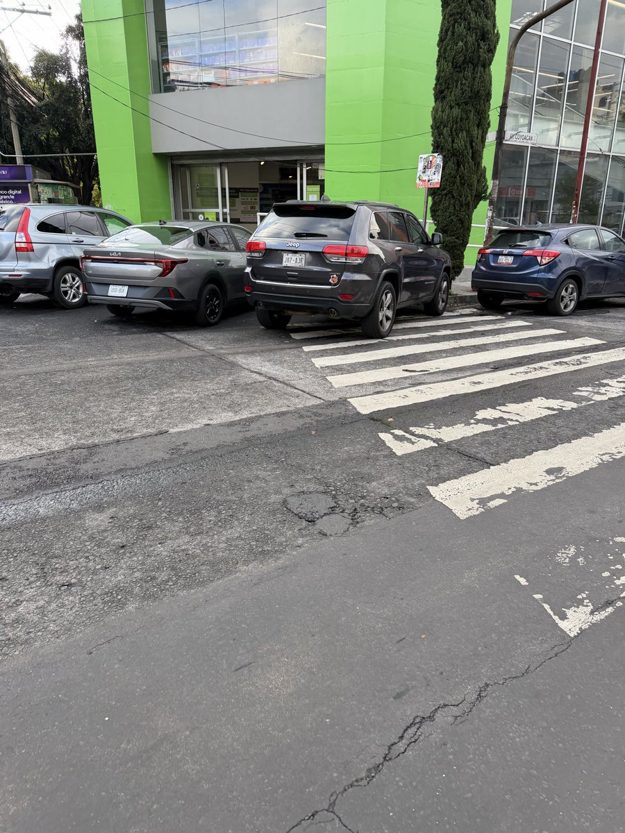NeglishaA's tweet photo. @Delvalle_Quejas 7:26 am y ya estorbando en Coyoacán esquina xola y sobre paso peatonal. Espero que trabajen https://t.co/AHw8ydtb35
