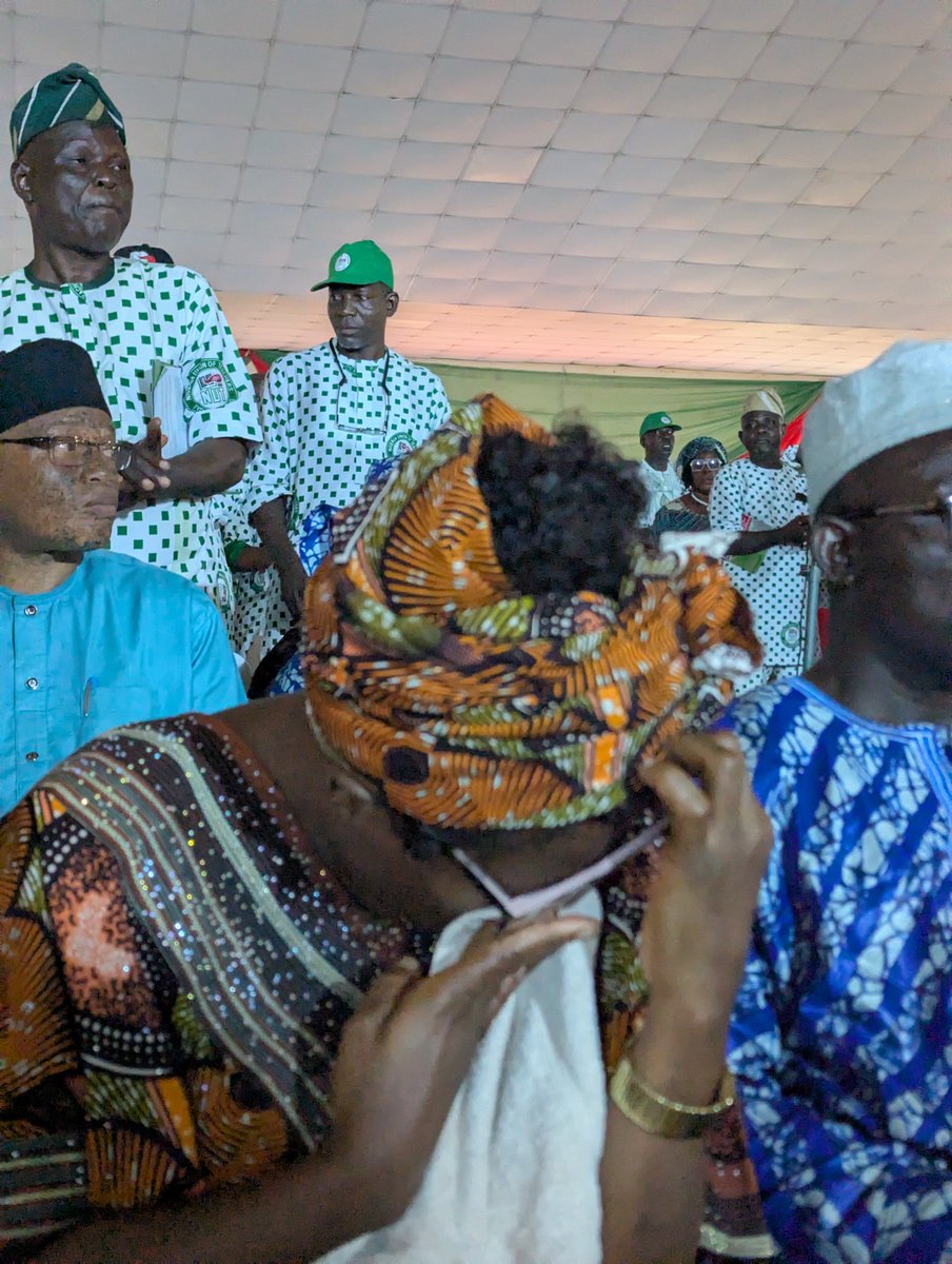 OyoNews1's tweet photo. Mrs. Rachael Folake Alamu, Principal of Community High School, Ahoro-Esiele, in Oriire Local Government Area of Oyo State, was visibly emotional and teary-eyed during a special award ceremony organised by the Oyo State Nigeria Union of Teachers (NUT) to mark Teachers’ Day. https://t.co/MKQ02CKMpI