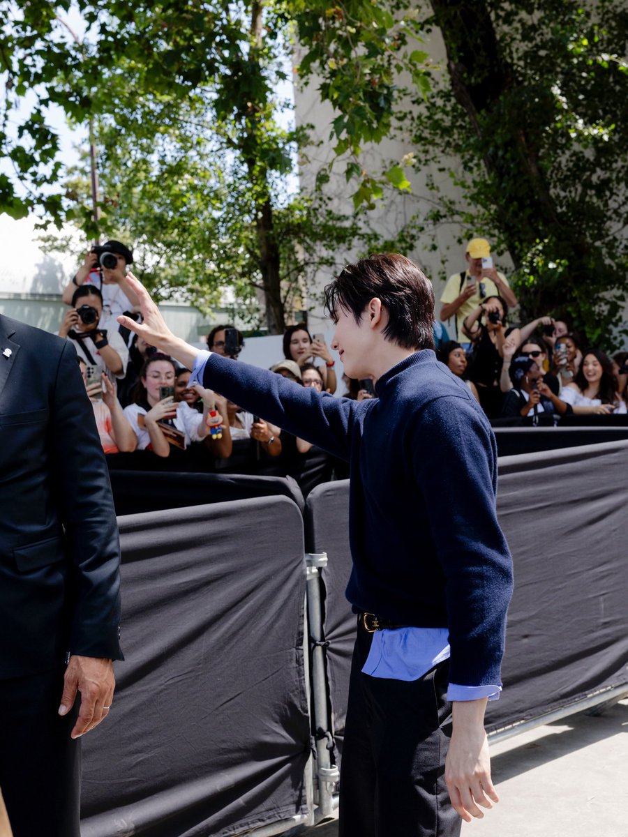 ynhcs's tweet photo. ชอบสองรูปนี้จัง ดีใจที่ได้เห็นบุ๊คประสบความสำเร็จในอีกด้านของชีวิต เก่งมากกก ปารีสสั่งลุยยย ปีหน้าไปอีกกก !

BOOK X CELINE PFW27 
#BookKasidet 
#Celine #CelineEte2027 
#MichaelRider #kasibook https://t.co/9n1gOcY0LT