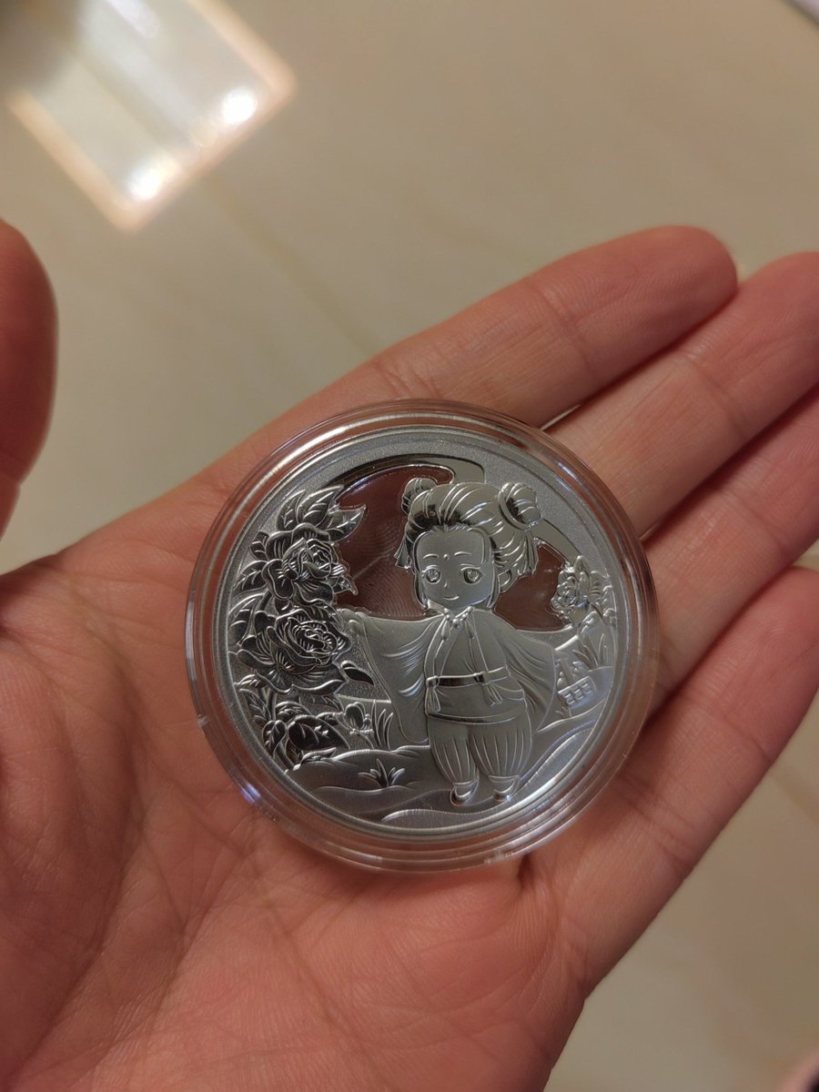 ClaraVancent's tweet photo. En el corazón del misterioso bosque, la hada encontró una moneda de plata que le causó gran asombro. https://t.co/vGlGL3EOMs