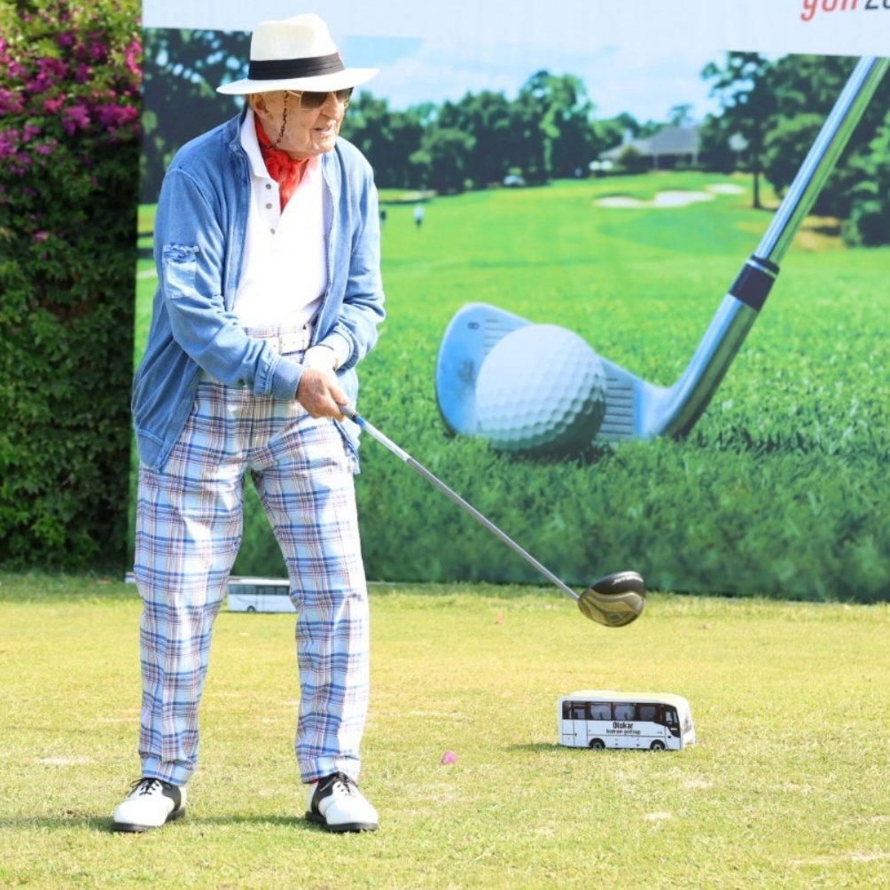 bosunatiklama's tweet photo. 95 yaşındaki Rahmi Koç'un golf kombini: https://t.co/CePv9DxPPd
