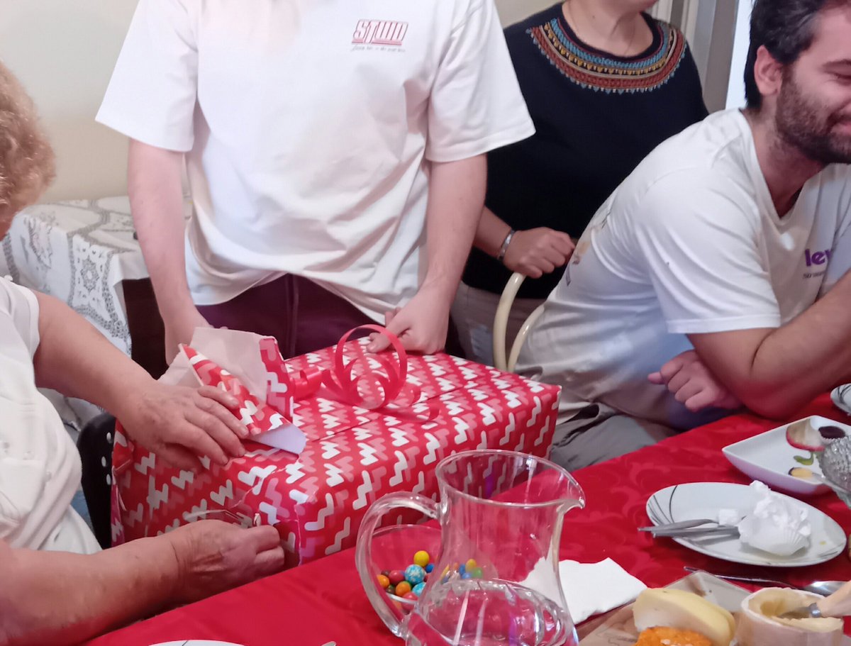 JP8893_'s tweet photo. O almoço foi bom e a festa foi bonita, pah! #Mãe #81anos #Família https://t.co/np985Xp2jp