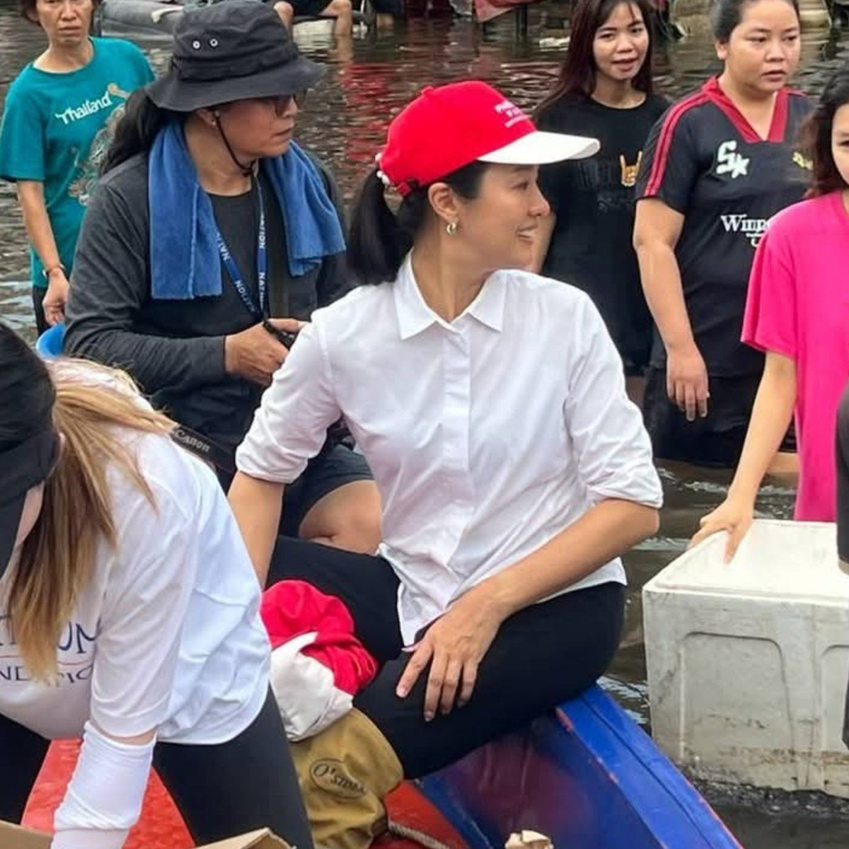 tunyapmp's tweet photo. โพสต์จากพี่เจ้��หน้าที่กองตรวจการประมง กรมประมง จ.สมุทรปราการ

"สิ่งที่เห็นตลอด ในการไปช่วยน้ำท่วมคือบุคคลท่านนี้ (ดร.อิ่ม) ขอบคุณที่ไม่ทิ้งประชาชน 🥰"

ขอขอบคุณ ศปปท. ที่มาช่วยเหลือพื้นที่น้ำท่วมในเขตลาดกระบังรวมถึงเขต��ื่นๆในกทม. นะคะ 🙏

FB: เรือตรวจ สมุทรปราการ https://t.co/KIRIFQb2tj