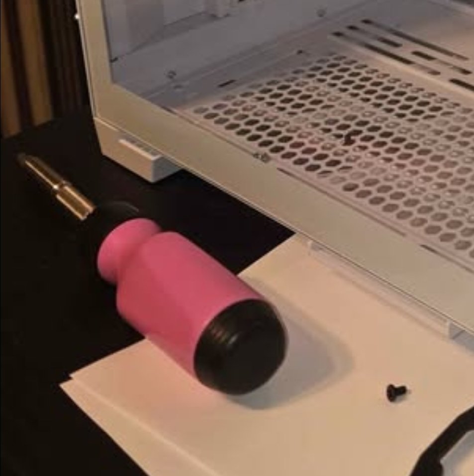 Komic_Karma's tweet photo. @linusgsebastian is that your screwdriver? https://t.co/kuV6VCyIgC
