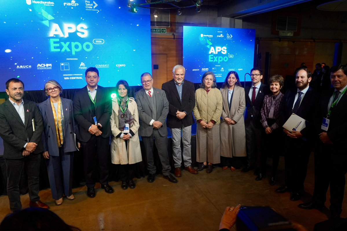 colmedchile's tweet photo. Nuestra presidenta nacional, Dra. Anamaría Arriagada junto el Dr. Luis Vargas, prosecretario nacional, participan en la inauguración de #ExpoAPS2026, encuentro organizado por la Asociación Chilena de Municipalidades que reúne a equipos de salud, autoridades y distintos actores del sector para fortalecer el rol estratégico de la Atención Primaria.

En su segunda versión, el encuentro pone el foco en cáncer y en el aporte de la APS a la prevención, detección temprana, diagnóstico oportuno y continuidad de los cuidados.
