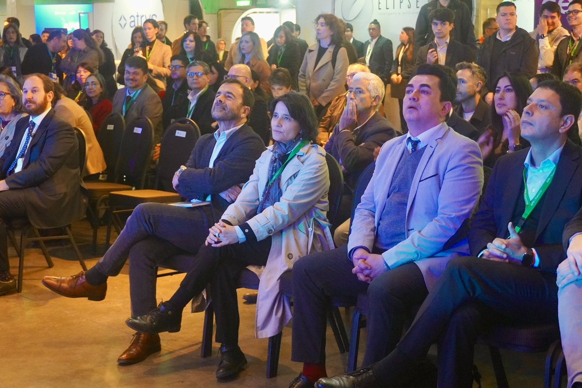 colmedchile's tweet photo. Nuestra presidenta nacional, Dra. Anamaría Arriagada junto el Dr. Luis Vargas, prosecretario nacional, participan en la inauguración de #ExpoAPS2026, encuentro organizado por la Asociación Chilena de Municipalidades que reúne a equipos de salud, autoridades y distintos actores del sector para fortalecer el rol estratégico de la Atención Primaria.

En su segunda versión, el encuentro pone el foco en cáncer y en el aporte de la APS a la prevención, detección temprana, diagnóstico oportuno y continuidad de los cuidados.