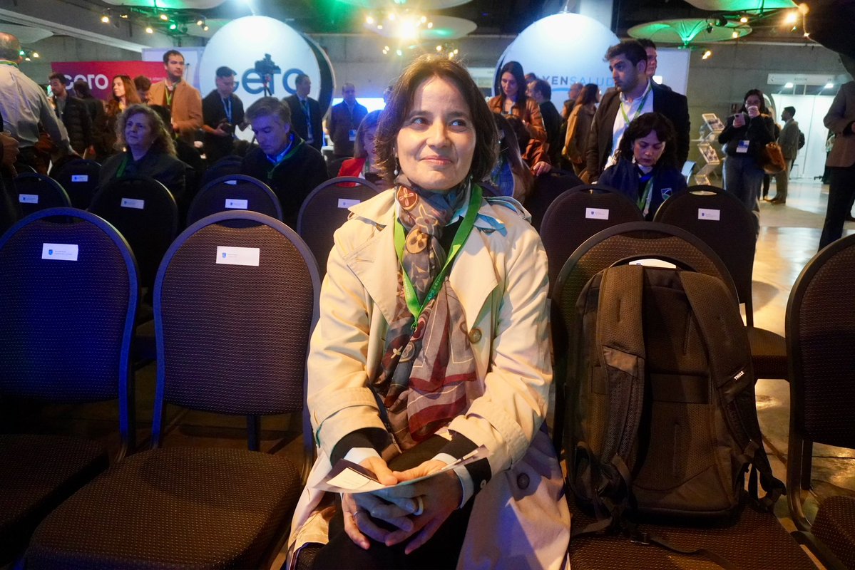 colmedchile's tweet photo. Nuestra presidenta nacional, Dra. Anamaría Arriagada junto el Dr. Luis Vargas, prosecretario nacional, participan en la inauguración de #ExpoAPS2026, encuentro organizado por la Asociación Chilena de Municipalidades que reúne a equipos de salud, autoridades y distintos actores del sector para fortalecer el rol estratégico de la Atención Primaria.

En su segunda versión, el encuentro pone el foco en cáncer y en el aporte de la APS a la prevención, detección temprana, diagnóstico oportuno y continuidad de los cuidados.