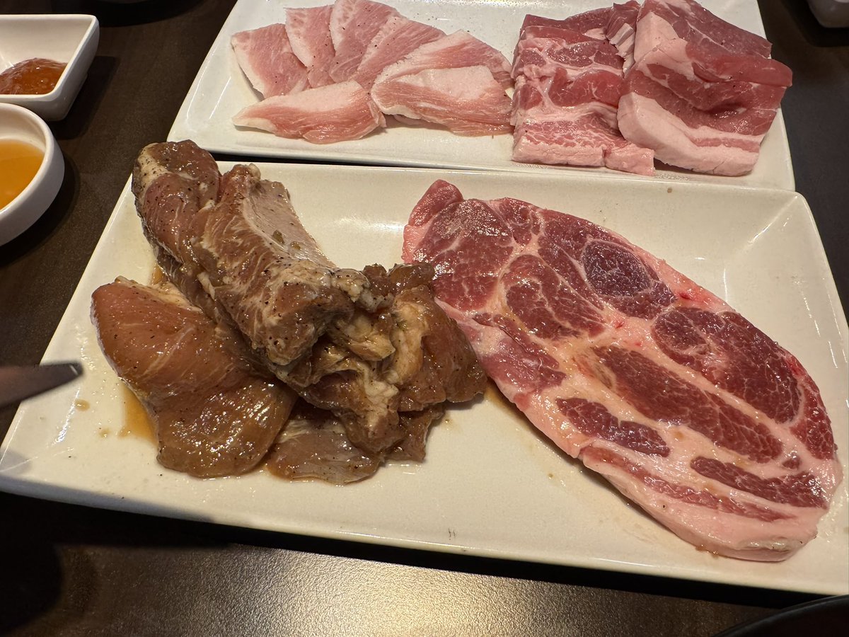 LucyMaster3's tweet photo. เห็นละแมสแล้วดีใจ 55 อยากมาป้ายยาร้านบุฟเฟ่ต์หมูย่างเกาหลีร้านนึง อร่อย ราคาดี แอลไม่อั้นด้วย 😋

ตอนไปพัก ผมเดินเล่นกับที่บ้านแถว Korean Town หาไรกินเย็นกัน เดินผ่าร้านนี้เห็นเขียนว่าบุฟเฟ่ต์ เลยสุ่มเดินเข้าไป ชื่อร้าน “Brother Restaurant” เลย 7-11 มานิดนึง

ที่ร้านเป็นแบบ All-You-Can-Eat 2 ชม. ช่วงเย็นมี 2 ราคา 3,500 เยน (ไม่รวมเครื่องดื่ม) กับ 4,500 เยน (รวมเครื่องดื่มไม่อั้น) มี vat 10% 

เมนูหลักๆมีหมู กุ้ง หมึก ผักสด กิมจิ แนะนำว่าอย่าเพิ่งสั่งเยอะเพราะ portion ใหญ่มาก หมึกตัวเท่าแขน หมูชิ้นโคตรใหญ่ สด และอร่อยมาก

ส่วนอาหารเกาหลีก็หลากหลายมาก มาครบอ่ะ ทั้งจาจังยอน ต๊อกป๊อกกิ บิบิมบับ บะหมี่เย็น ซุปกิมจิ และก็ที่จำชื่อไม่ได้อีกเพียบ ทีเด็ดที่ชอบ ไก่ทอดเกาหลี แบบชุบซอส หนังกรอบและฉ่ำซอสมาก รสชาติคือโคตรถูกปากอ่ะ นี่กินเยอะกว่าอาหารหลักอีก 555+

ส่วนแอลมีหลากหลาย สั่งได้ไม่อั้น เมนู cocktail มีสารพัดเลย เมนูทั้งหมดสั่งผ่าน tablet ส่วนตอนนั้นน้องพนง.บริการดี เทคแคร์มาก ที่บ้านเลยไปกันสองวันติดเลย ชอบกันทุกคน 🥰

ใครไปเที่ยวแถวนั้น ลองแวะดูครับ เดี๋ยวแปะพิกัดให้ ส่วนรูปมีไม่เยอะนะ เพราะตอนนั้นหิวโซมาก 555