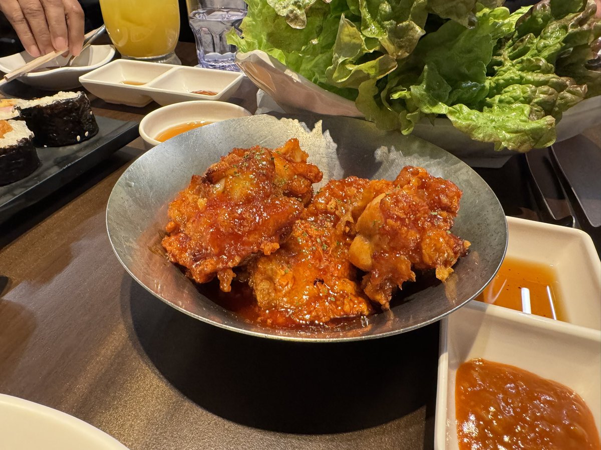 LucyMaster3's tweet photo. เห็นละแมสแล้วดีใจ 55 อยากมาป้ายยาร้านบุฟเฟ่ต์หมูย่างเกาหลีร้านนึง อร่อย ราคาดี แอลไม่อั้นด้วย 😋

ตอนไปพัก ผมเดินเล่นกับที่บ้านแถว Korean Town หาไรกินเย็นกัน เดินผ่าร้านนี้เห็นเขียนว่าบุฟเฟ่ต์ เลยสุ่มเดินเข้าไป ชื่อร้าน “Brother Restaurant” เลย 7-11 มานิดนึง

ที่ร้านเป็นแบบ All-You-Can-Eat 2 ชม. ช่วงเย็นมี 2 ราคา 3,500 เยน (ไม่รวมเครื่องดื่ม) กับ 4,500 เยน (รวมเครื่องดื่มไม่อั้น) มี vat 10% 

เมนูหลักๆมีหมู กุ้ง หมึก ผักสด กิมจิ แนะนำว่าอย่าเพิ่งสั่งเยอะเพราะ portion ใหญ่มาก หมึกตัวเท่าแขน หมูชิ้นโคตรใหญ่ สด และอร่อยมาก

ส่วนอาหารเกาหลีก็หลากหลายมาก มาครบอ่ะ ทั้งจาจังยอน ต๊อกป๊อกกิ บิบิมบับ บะหมี่เย็น ซุปกิมจิ และก็ที่จำชื่อไม่ได้อีกเพียบ ทีเด็ดที่ชอบ ไก่ทอดเกาหลี แบบชุบซอส หนังกรอบและฉ่ำซอสมาก รสชาติคือโคตรถูกปากอ่ะ นี่กินเยอะกว่าอาหารหลักอีก 555+

ส่วนแอลมีหลากหลาย สั่งได้ไม่อั้น เมนู cocktail มีสารพัดเลย เมนูทั้งหมดสั่งผ่าน tablet ส่วนตอนนั้นน้องพนง.บริการดี เทคแคร์มาก ที่บ้านเลยไปกันสองวันติดเลย ชอบกันทุกคน 🥰

ใครไปเที่ยวแถวนั้น ลองแวะดูครับ เดี๋ยวแปะพิกัดให้ ส่วนรูปมีไม่เยอะนะ เพราะตอนนั้นหิวโซมาก 555