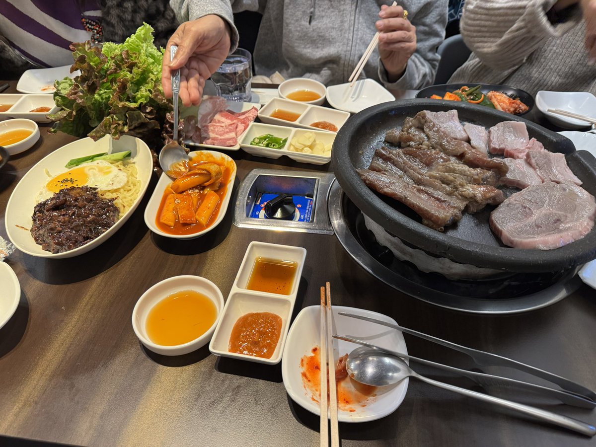 LucyMaster3's tweet photo. เห็นละแมสแล้วดีใจ 55 อยากมาป้ายยาร้านบุฟเฟ่ต์หมูย่างเกาหลีร้านนึง อร่อย ราคาดี แอลไม่อั้นด้วย 😋

ตอนไปพัก ผมเดินเล่นกับที่บ้านแถว Korean Town หาไรกินเย็นกัน เดินผ่าร้านนี้เห็นเขียนว่าบุฟเฟ่ต์ เลยสุ่มเดินเข้าไป ชื่อร้าน “Brother Restaurant” เลย 7-11 มานิดนึง

ที่ร้านเป็นแบบ All-You-Can-Eat 2 ชม. ช่วงเย็นมี 2 ราคา 3,500 เยน (ไม่รวมเครื่องดื่ม) กับ 4,500 เยน (รวมเครื่องดื่มไม่อั้น) มี vat 10% 

เมนูหลักๆมีหมู กุ้ง หมึก ผักสด กิมจิ แนะนำว่าอย่าเพิ่งสั่งเยอะเพราะ portion ใหญ่มาก หมึกตัวเท่าแขน หมูชิ้นโคตรใหญ่ สด และอร่อยมาก

ส่วนอาหารเกาหลีก็หลากหลายมาก มาครบอ่ะ ทั้งจาจังยอน ต๊อกป๊อกกิ บิบิมบับ บะหมี่เย็น ซุปกิมจิ และก็ที่จำชื่อไม่ได้อีกเพียบ ทีเด็ดที่ชอบ ไก่ทอดเกาหลี แบบชุบซอส หนังกรอบและฉ่ำซอสมาก รสชาติคือโคตรถูกปากอ่ะ นี่กินเยอะกว่าอาหารหลักอีก 555+

ส่วนแอลมีหลากหลาย สั่งได้ไม่อั้น เมนู cocktail มีสารพัดเลย เมนูทั้งหมดสั่งผ่าน tablet ส่วนตอนนั้นน้องพนง.บริการดี เทคแคร์มาก ที่บ้านเลยไปกันสองวันติดเลย ชอบกันทุกคน 🥰

ใครไปเที่ยวแถวนั้น ลองแวะดูครับ เดี๋ยวแปะพิกัดให้ ส่วนรูปมีไม่เยอะนะ เพราะตอนนั้นหิวโซมาก 555