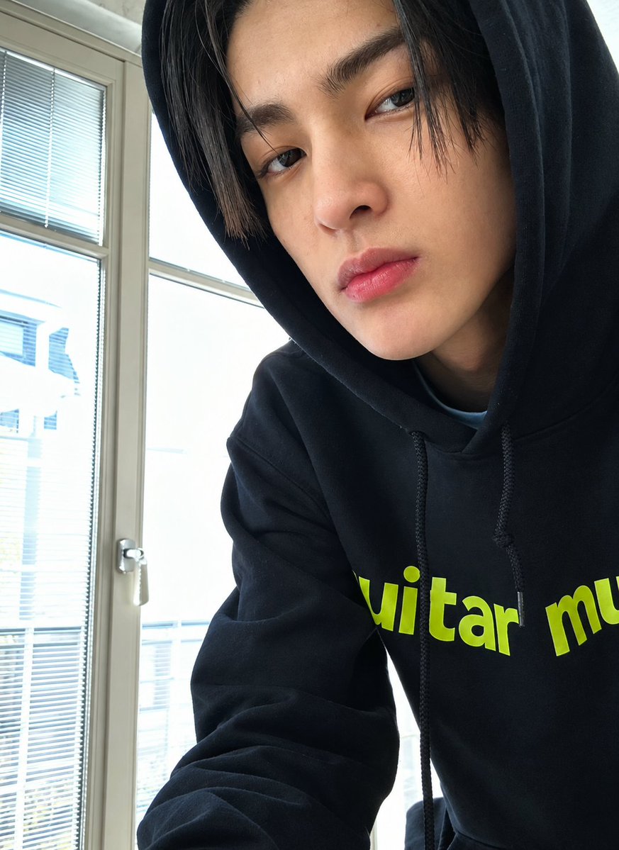ahmadkeonho's tweet photo. please drop the [#] 🆙️

KEONHO AT CHANEL PFW

#KEONHOxCHANELSS27
#CHANELSpringSummer 
#KEONHO @CHANEL https://t.co/NYGDZu0akv