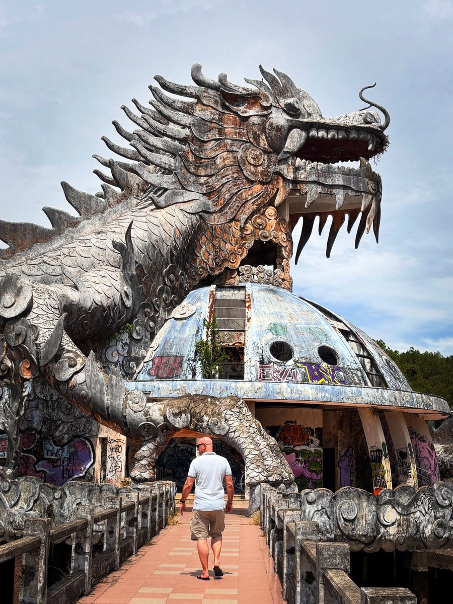 Lefasina's tweet photo. Start unserer Tour an diesem faszinierenden Ort: Der verlassene Ho Thuy Tien Wasserpark nahe Huế begeistert mit riesiger Drachenskulptur und postapokalyptischer Atmosphäre. https://t.co/gemw6HIUaP