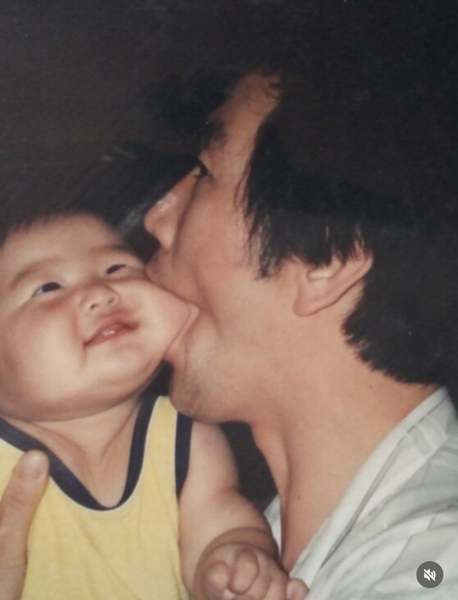 no_loey_no_life's tweet photo. An appeal from the real owner of this photo.
It is NOT a baby photo of Chanyeol. Please stop spreading it 🙏🏼

“The most famous photo of my dad and me
I'm pinning this for the friends who regularly report this to me. I don't know how it spread, but it has been used as a baby meme for a long time and I know most people view it fondly because it's cute, but whenever it's stolen or used with false information, it makes me quite upset. I even tried reporting it to the Cyber Crime Investigation Unit, but it was useless. But now, please stop.

It is NOT a baby photo of EXO Chanyeol. 
It is NOT a photo of former President Roh Moohyun in his youth.

Please respect our family's cherished memories of a playful dad and a mom who loved taking photos ❤️"

[This is the first and last time I’m posting this photo on my account]