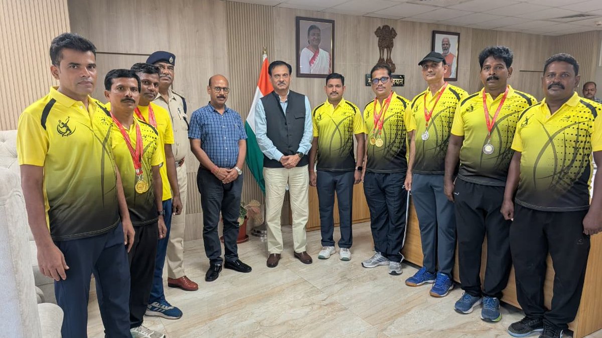SCoRAILWAYVSKP's tweet photo. SCoR RPF Badminton Team brings home 10 medals (5 Gold 🥇, 2 Silver 🥈, 3 Bronze 🥉) from the 42nd All India RPF Badminton Championship in Mumbai!

General Manager Shri Sandeep Mathur, alongwith IG RPF Shri Anjanee Kumar Sinha felicitated the players for their stellar performance. Huge congratulations to Team Manager N. Venkateswarlu, Captain G. Santosh, and the entire squad for dominating the veteran and team categories. 🏸🏆

#SouthCoastRailway #RPF #BadmintonChampions #IndianRailways #SportsExcellence @DRMVSKPSCoR @drmgnt @drmgtl @drmvijayawada