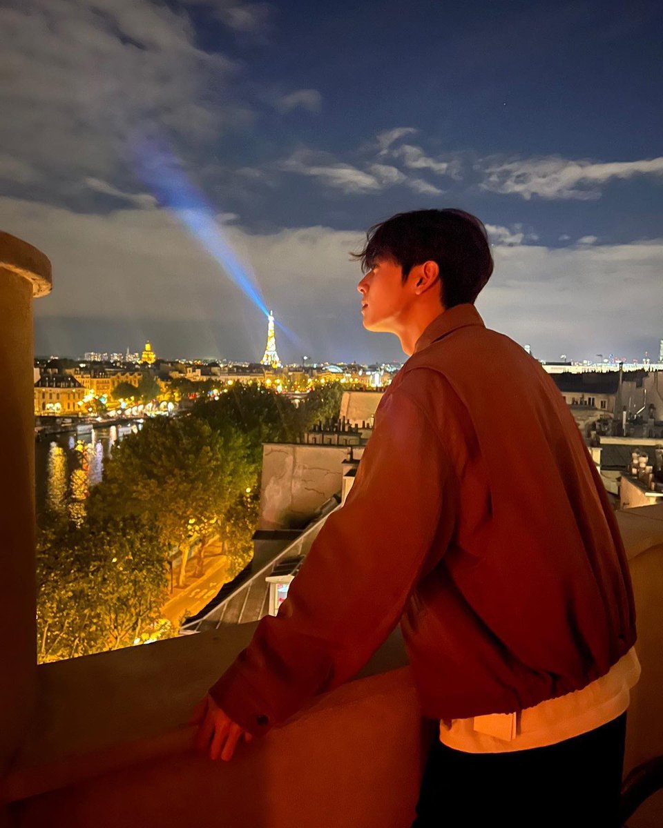 CEWProjects's tweet photo. 26.09.05

Daily military countdown for Eunwoo, marking his journey.

Each day we look back at a moment from Eunwoo’s past on this date, celebrating the memories he has given us over the years while we wait for his return.

Today is Day 435

4 YEARS AGO TODAY | PARIS, 2022 🇫🇷

On October 5, 2022, Cha Eun-woo shared a beautiful series of moments from his time in Paris — a glimpse into a trip where he embraced the city beyond its iconic landmarks.

From wandering through the streets and discovering the city to savoring buttery croissants and, of course,  enjoying one of his favorite treats: ice cream, Eunwoo made the most of every moment in the City of Light. 

Through his photos, we got to see Paris through his eyes: effortless, curious, stylish, and full of sweet  moments worth remembering. 🤍

Four years later, these memories still feel just as timeless — a beautiful snapshot of Eunwoo enjoying life, one Parisian moment at a time. 🇫🇷✨

Paris, through Eunwoo’s lens.
A memory that never goes out of style. 💜

We will be here every day until he returns. 

#CHAEUNWOO #차은우  
@CHAEUNWOO_offcl