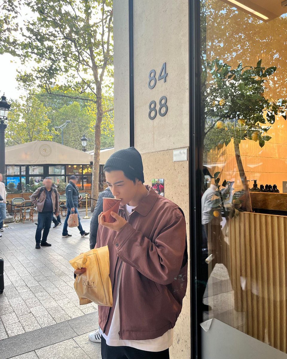 CEWProjects's tweet photo. 26.09.05

Daily military countdown for Eunwoo, marking his journey.

Each day we look back at a moment from Eunwoo’s past on this date, celebrating the memories he has given us over the years while we wait for his return.

Today is Day 435

4 YEARS AGO TODAY | PARIS, 2022 🇫🇷

On October 5, 2022, Cha Eun-woo shared a beautiful series of moments from his time in Paris — a glimpse into a trip where he embraced the city beyond its iconic landmarks.

From wandering through the streets and discovering the city to savoring buttery croissants and, of course,  enjoying one of his favorite treats: ice cream, Eunwoo made the most of every moment in the City of Light. 

Through his photos, we got to see Paris through his eyes: effortless, curious, stylish, and full of sweet  moments worth remembering. 🤍

Four years later, these memories still feel just as timeless — a beautiful snapshot of Eunwoo enjoying life, one Parisian moment at a time. 🇫🇷✨

Paris, through Eunwoo’s lens.
A memory that never goes out of style. 💜

We will be here every day until he returns. 

#CHAEUNWOO #차은우  
@CHAEUNWOO_offcl
