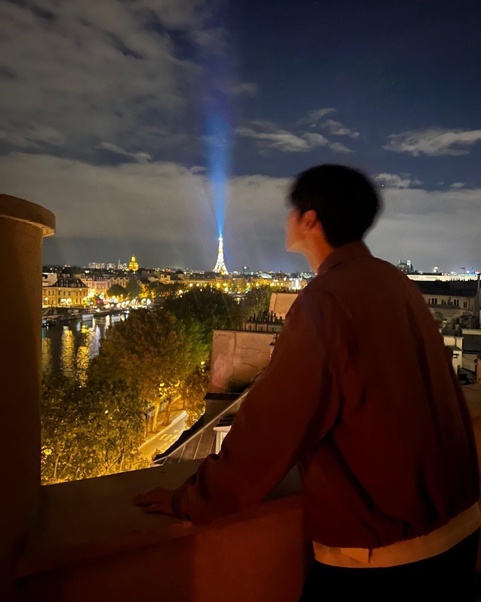 CEWProjects's tweet photo. 26.09.05

Daily military countdown for Eunwoo, marking his journey.

Each day we look back at a moment from Eunwoo’s past on this date, celebrating the memories he has given us over the years while we wait for his return.

Today is Day 435

4 YEARS AGO TODAY | PARIS, 2022 🇫🇷

On October 5, 2022, Cha Eun-woo shared a beautiful series of moments from his time in Paris — a glimpse into a trip where he embraced the city beyond its iconic landmarks.

From wandering through the streets and discovering the city to savoring buttery croissants and, of course,  enjoying one of his favorite treats: ice cream, Eunwoo made the most of every moment in the City of Light. 

Through his photos, we got to see Paris through his eyes: effortless, curious, stylish, and full of sweet  moments worth remembering. 🤍

Four years later, these memories still feel just as timeless — a beautiful snapshot of Eunwoo enjoying life, one Parisian moment at a time. 🇫🇷✨

Paris, through Eunwoo’s lens.
A memory that never goes out of style. 💜

We will be here every day until he returns. 

#CHAEUNWOO #차은우  
@CHAEUNWOO_offcl