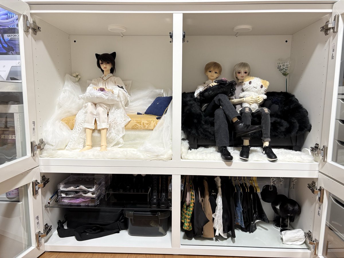 at777rin's tweet photo. #ドールオーナーさんの収納事情が知りたい 

ドール数があるオーナーさんは
収納も大変なんだなー

うちは3体なので
これで基本は収まっています
あと1体しか増やせない😢
ちなみボードの上は撮影に使用してます
工具等はボードの横にもう一つ
棚がありそこを使用しています https://t.co/AhL6U1i4HC