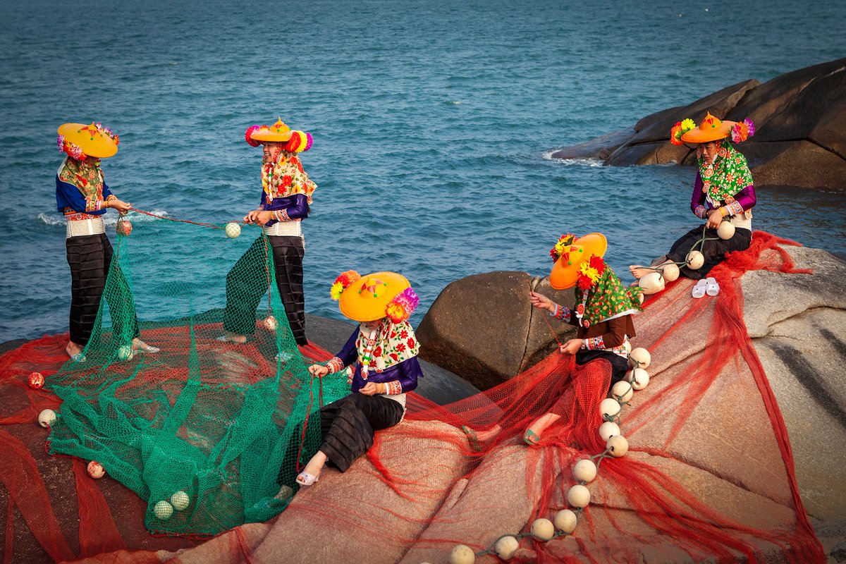 RowanDeformn's tweet photo. [En la costa rocosa de Okinawa, la aldea de mujeres que bucean se dedicaban a recolectar mariscos en el mar, heredando una tradición ancestral.] https://t.co/OnXpDxD82y