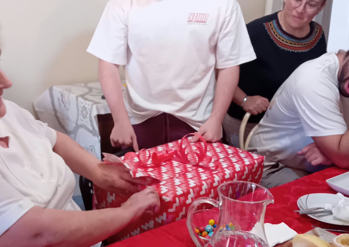 JP8893_'s tweet photo. O almoço foi bom e a festa foi bonita, pah! #Mãe #81anos #Família https://t.co/np985Xp2jp