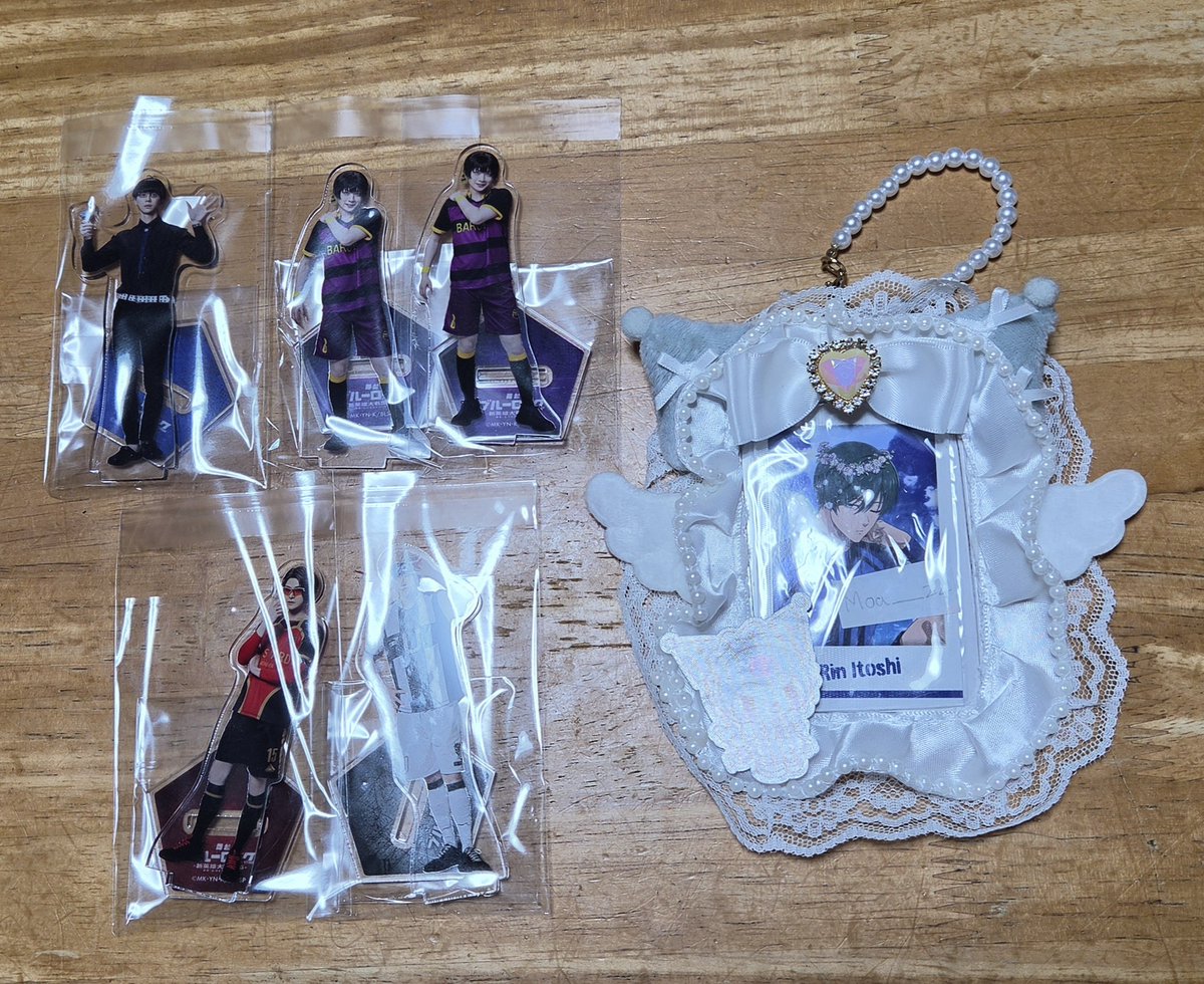 Moa____24's tweet photo. @0【交換/譲渡】ブルステ アクスタ 舞台ブルーロック 5th stage ネオエゴ 

【譲】☆蜂楽2、☆絵心、雪宮、スナッフィー

【求】ノア(私服ユニ問わず)もしくはクリアカード潔(差額支払い○)、定価

☆の譲渡は無印と同数
10/7.9どちらも昼前後手渡しのみ https://t.co/tUadI7kufG